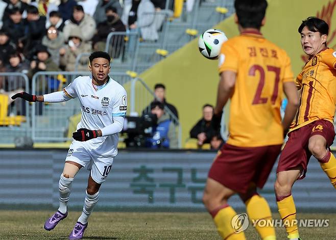 광주경기에 첫 출전한 린가드 (광주=연합뉴스) 조남수 기자 = 2일 광주축구전용구장에서 열린 프로축구 K리그1 광주FC와 FC서울의 경기. 서울 린가드가 후반전에 출전해 플레이하고 있다. 2024.3.2 iso64@yna.co.kr