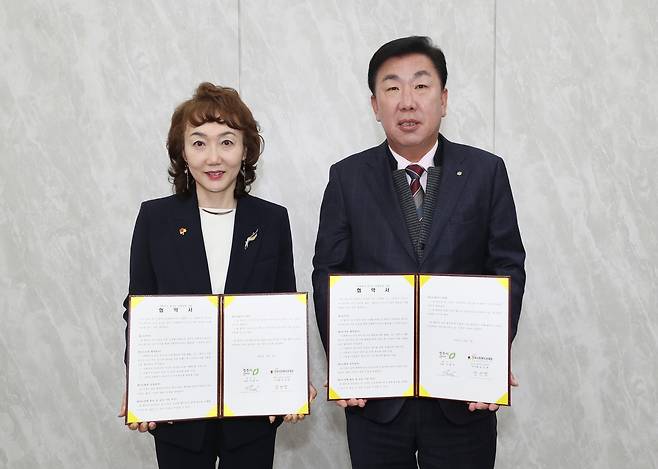 강선경 한국사회복지공제회 이사장, 이범석 청주시장. [청주시 제공. 재판매 및 DB 금지]