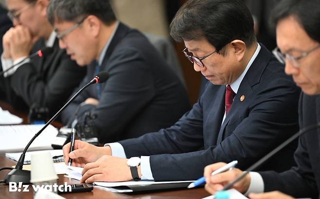 박상우 국토교통부 장관이 8일 서울 강남구 건설회관에서 열린 건설경기 회복 및 PF 연착륙 지원 간담회에서 발자료를 살펴보고 있다./사진=이명근 기자 qwe123@