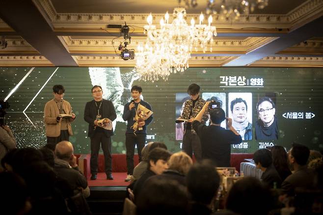 김성수 감독(왼쪽 두번째)과 홍익표 작가 (왼쪽 세번째)