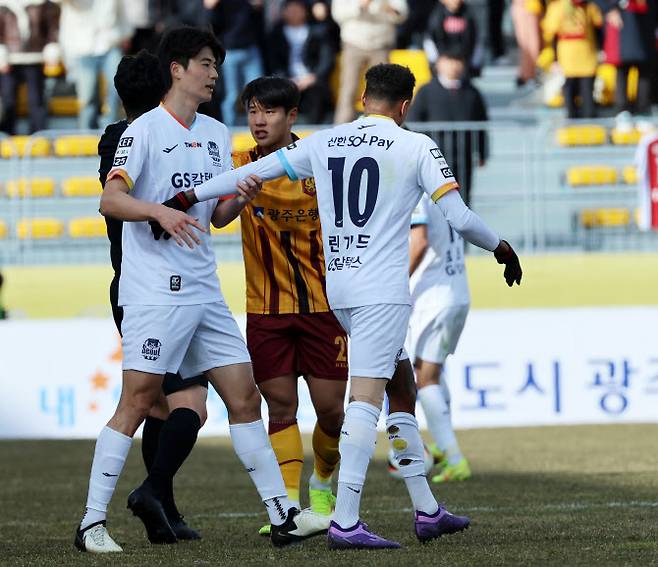 2일 광주축구전용구장에서 열린 프로축구 K리그1 광주FC와 FC서울의 경기에서 서울 기성용이 깊은 태클을 한 린가드를 진정시키고 있다.사진=연합뉴스