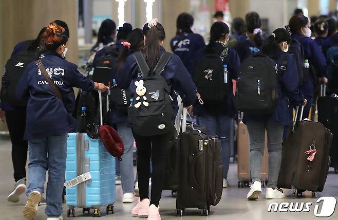 인천국제공항 제1여객터미널 입국장에 외국인 근로자가 입국하고 있다. (사진은 기사 내용과 무관함) / 뉴스1