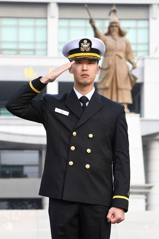 박정민 해군소위는 공군 장교인 큰형, 육군 장교인 작은형의 뒤를 이어 대한민국의 바다를 지키는 해군 장교로 임관했다.(해군 제공)