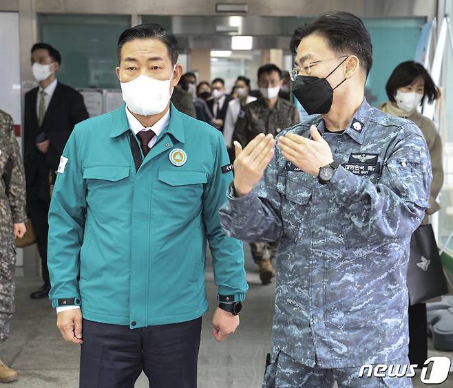 신원식 국방부 장관이 5일 군 비상진료체계 운영 상황 점검 및 군 의료진 격려 차 국군대전병원을 방문, 이국종 국군대전병원장으로부터 응급실 운영 현황에 대한 보고를 받고 있다. (국방부 제공) 2024.3.5/뉴스1