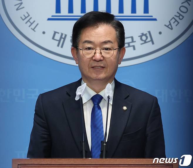 이용빈 더불어민주당 광주 광산구갑 의원이 26일 서울 여의도 국회 소통관에서 기자회견을 열고 민주당 경선과 관련 고검장 출신 정치 신인 가산점 20% 적용 철회를 촉구 하고 있다. 2024.2.26/뉴스1 ⓒ News1 송원영 기자