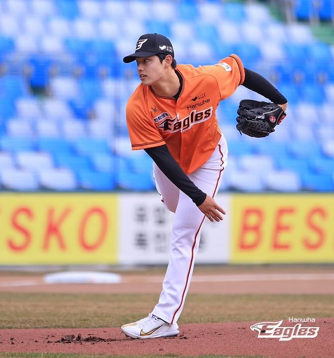 한화 문동주가 7일 대전한화생명이글스파크에서 열린 청백전에서 투구하고 있다. 사진 | 한화 이글스