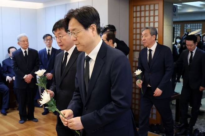 이관섭 대통령 비서실장(가운데)과 성태윤 대통령실 정책실장 등 참모들이 8일 오전 서울 종로구 서울대병원 장례식장에 마련된 김영삼 전 대통령의 부인 손명순 여사의 빈소를 찾아 조문하고 있다. [이미지출처=연합뉴스]