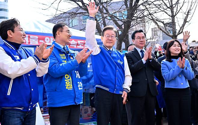 이재명 더불어민주당 대표가 7일 오전 경기 양평군 양평군청 앞 서울·양평 고속도로 국정농단 진상규명 촉구 농성장을 방문해 지지자들에게 손을 흔들고 있다./이덕훈 기자