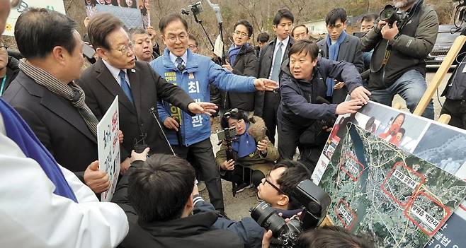 양평고속도로 현장에 간 이재명 - 이재명 더불어민주당 대표가 7일 경기 양평군 강상면을 방문해 당 관계자들로부터 서울-양평고속도로 노선 변경 특혜 의혹에 관한 설명을 듣고 있다. 이 대표는 "국정 농단의 대표적 사례가 양평고속도로 종점 변경"이라고 했다. /이덕훈 기자