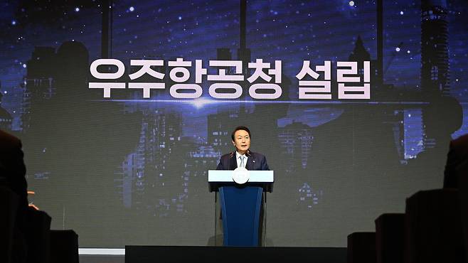윤석열 대통령이 28일 서울 서초구 JW매리어트호텔에서 열린 '미래 우주경제 로드맵 선포식'에서 미래 우주경제 로드맵을 발표하고 있다./뉴스1
