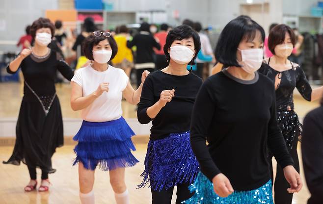실내마스크 착용 의무 해제 이틀째인 31일 오전 서울 시내 한 체육센터에서 열린 댄스 강습에서 수강생들이 마스크를 쓰고 춤을 추고 있다. /연합뉴스