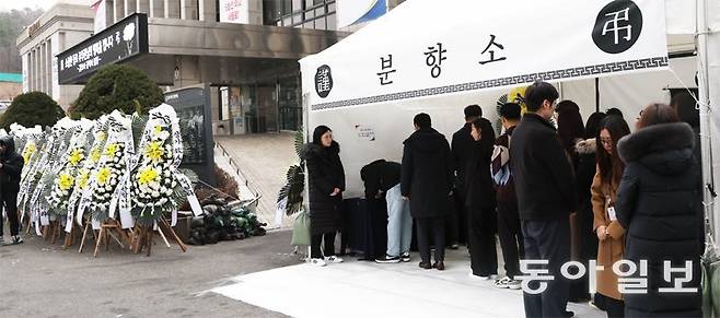 7일 오후 경기 김포시청 앞에 소속 공무원 이모 씨의 분향소가 마련돼 동료들의 추모 발길이 이어지고 있다. 이 씨는 도로 보수 
공사와 관련해 ‘민원 폭탄’에 시달리다가 5일 숨진 채 발견됐다. 김포시는 이 씨의 신상을 온라인에 공개하며 민원 전화를 유도한 
누리꾼을 고발할 방침이다. 김포=최혁중 기자 sajinman@donga.com