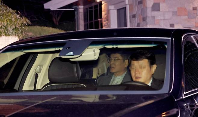 이재용 삼성전자 회장이 28일 오후 서울 용산구 이태원동에 위치한 삼성그룹 영빈관인 승지원에서 마크 저커버그 메타 최고경영자(CEO)와 만찬 회동을 한 뒤 이동하고 있다. 연합뉴스