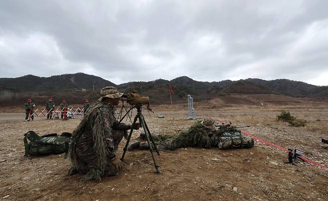 제3회 해병대사령관배 저격수 경연대회가 열린 6일 경북 포항 수성사격장에서 육군 저격팀이 표적을 향해 사격을 하고 있다. 사진=뉴시스