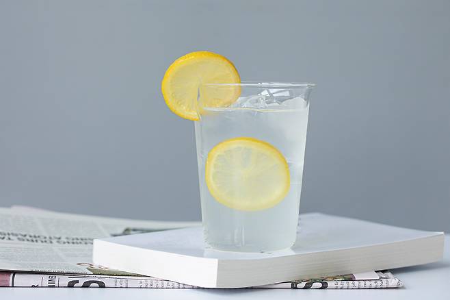 레몬 물은 다이어트와 피부 건강에 도움이 되지만, 아침 공복에 마시면 속이 쓰릴 수 있어 주의해야 한다./사진=클립아트코리아