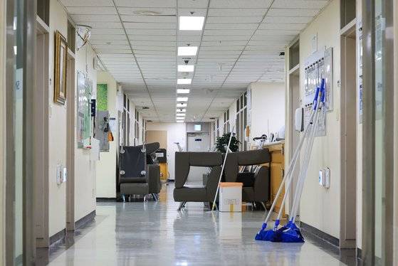 7일 서울 시내 한 대학병원 병동에 소파가 쌓여 있다. 연합뉴스