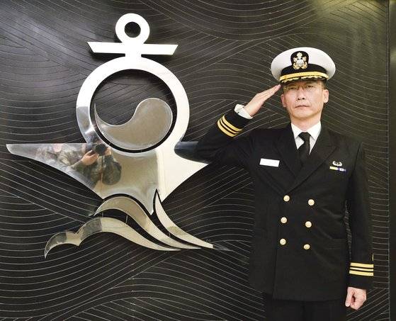 지난 2017년 이국종 교수가 해군 정복을 입고서 경례를 하고 있다. 이 교수는 2015년 명예 해군 대위 계급을 수여 받은 뒤 지난해 명예 해군 대령으로 진급했다. 사진 해군