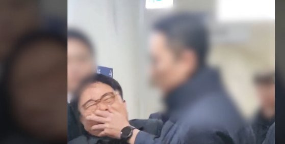 윤석열 대통령 토론회가 열린 행사장에서 끌려나가는 임현택 소아청소년과의사협회장. 사진 MBC 캡처