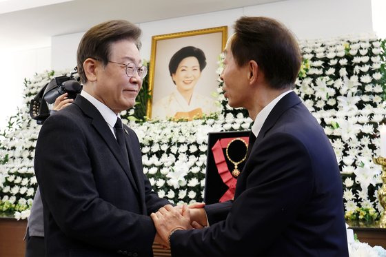 이재명 더불어민주당 대표가 8일 오후 서울 종로구 서울대학교병원 장례식장에 마련된 고 김영삼 전 대통령 부인 손명순 여사 빈소를 찾아 조문한 뒤 김현철 김영삼대통령기념재단 이사장을 위로하고 있다. 뉴스1