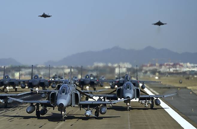 8일 경기 수원시 공군 수원기지에서 2024 자유의 방패(FS) 연습과 연계해 F-4E 팬텀(Phantom)을 필두로 30여 대의 공군 전투기들이 엘리펀트 워크(Elephant Walk)‘ 훈련을 진행, F-35A 스텔스 전투기 2대가 대형 위를 저공비행(Low Pass) 하고 있다. 사진 공군