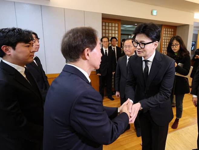 한동훈 국민의힘 비상대책위원장이 8일 서울 종로구 서울대병원 장례식장에 방문해 김영삼 전 대통령의 아들 김현철 김영삼대통령기념재단 이사장을 만나 위로의 말을 건네고 있다. 연합뉴스