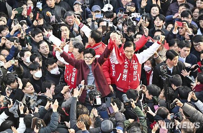 한동훈 국민의힘 비상대책위원장이 7일 오후 경기도 수원시 팔달구 지동못골시장 거리 인사에 나서자 인파가 몰리고 있다. 사진=최은희 기자