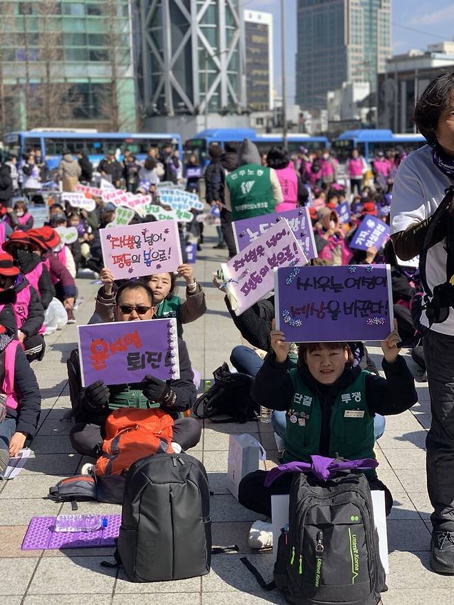 ▲8일 낮 12시 한국에서 처음으로 여성파업을 조직한 '2024 3·8 여성파업' 참가자들은 서울 종로구 보신각 앞에 모였다. 사진=윤유경 기자.