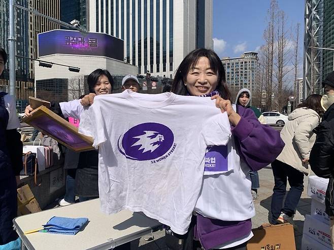 ▲ 8일 집회 현장 부스에서 만난 명숙 인권운동네트워크 바람 상임활동가. 페미니스트 디자이너 소셜클럽 디자이너들이 여성파업 조직위에 동참하며 직접 디자인한 로고를 참가자들의 티셔츠에 인쇄해주는 부스다. 사진=윤유경 기자.