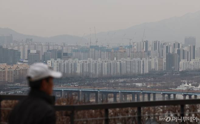 [서울=뉴시스] 김금보 기자 = 신규 아파트 분양 가격이 오르면서 전국 아파트 분양권 거래량이 증가하고 있다. 사진은 5일 서울 시내 아파트 밀집 지역.