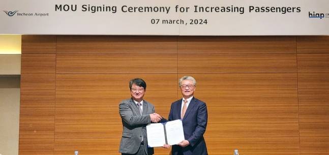 김창규(왼쪽) 인천공항공사 미래본부장이 지난 7일 일본 히로시마 쉐라톤 그랜드 호텔에서 열린 ‘인천-히로시마 공항 간 마케팅 협력 MOU 행사’에서 나카무라 야스히로 히로시마공항 사장과 업무협약 체결 후 기념촬영을 하고 있다. 2024.03.08. (사진=인천공항공사 제공)