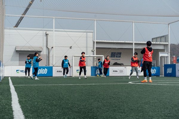 친목 도모 없이 순수하게 축구만 즐기기를 원하는 사람들이 늘었다. 사진은 플랩풋볼을 통해 만난 사람들이 풋살을 즐기는 모습. /사진=마이플레이컴퍼니 제공