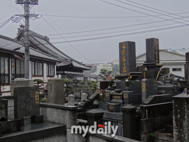 일본의 어느 마을에서나 흔히 볼 수 있는 공동 납골묘. 우리식으로 생각하면 혐오시설에 해당하는 대규모 납골묘가 마을 한복판에 자리 잡고 있다./신양란 작가