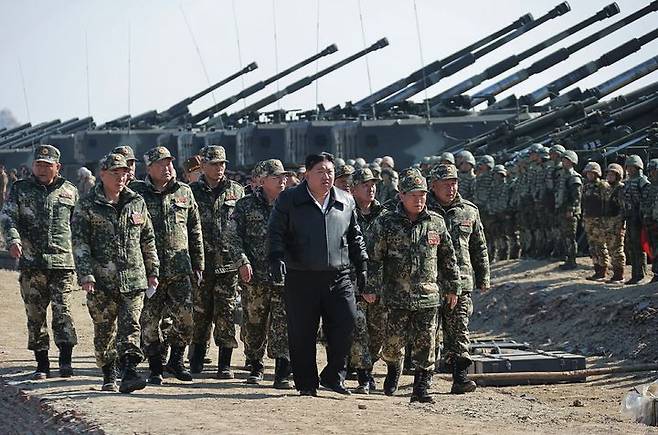 [서울=뉴시스] 8일 북한 노동당 기관지 노동신문은 7일 김정은 국무위원장이 대연합부대들의 포사격 훈련을 현지지도했다고 보도했다. 사진은 현지지도 모습. 2024.03.08. (사진=노동신문 캡처) *재판매 및 DB 금지