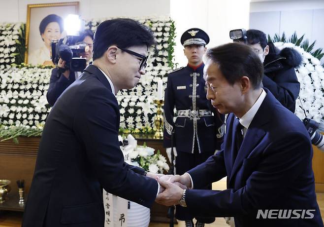 [서울=뉴시스] 조성우 기자 = 한동훈 국민의힘 비상대책위원장이 8일 오전 서울 종로구 서울대학교병원 장례식장에 마련된 고 김영삼 전 대통령 부인 손명순 여사 빈소를 찾아 조문 한 뒤  차남인 김현철 김영삼민주센터 상임이사와 인사를 하고 있다. 있다. (공동취재) 2024.03.08. photo@newsis.com