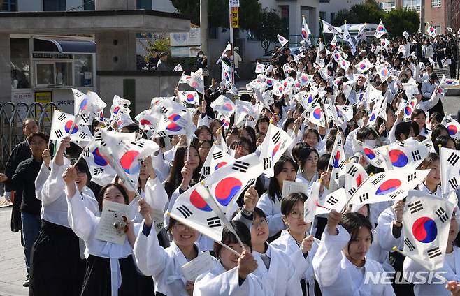 [광주=뉴시스] 변재훈 기자 = 8일 오후 광주 남구 수피아여자고등학교 교정에서 학생들이 105년 전 펼쳐졌던 광주 3·10만세운동을 재현하고 있다. 2024.03.08. wisdom21@newsis.com