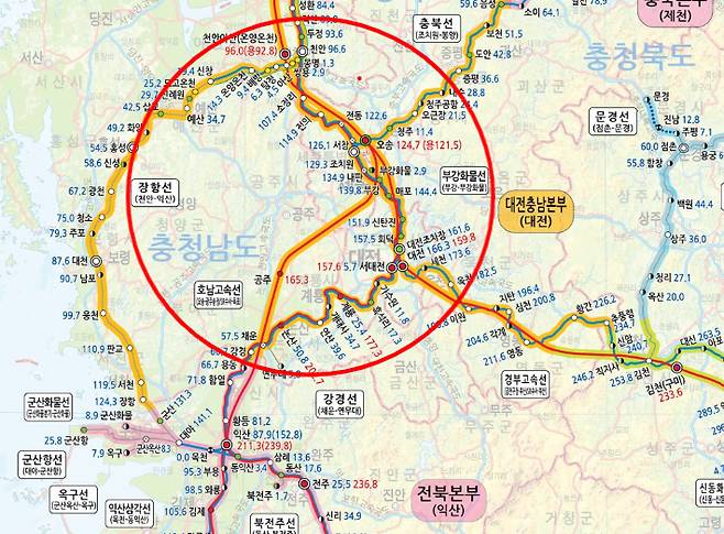 충북 오송역을 지나는 호남고속선. 인위적인 노선으로 인해 돌아가야 하는 것은 물론, 속도를 줄여야만 한다. 한국철도공사 제공