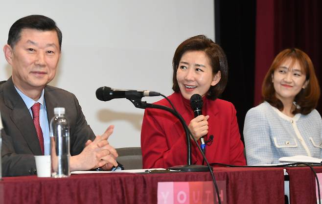 청년토론회 참석한 나경원 전 의원과 김홍국 회장     (서울=연합뉴스) 국민의힘 나경원 전 의원과 김홍국 하림그룹 회장이 5일 오후 서울 동작구 숭실대학교에서 열린 청년토론회에서 참석하고 있다. 2024.3.5 [국민의힘 서울시당 제공. 재판매 및 DB금지]     photo@yna.co.kr (끝)   연합뉴스