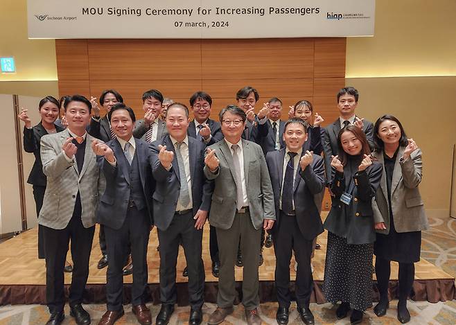 7일 열린 ‘인천-히로시마 공항 간 마케팅 협력 MOU 행사’에서 업무협약 체결 후 양 공항 관계자들이 기념촬영을 하고 있다.