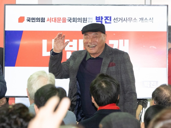 박진 선거사무소 개소식 참석한 김흥국 - 가수 김흥국이 5일 오후 서울 서대문구 박진 국민의힘 의원 선거사무소에서 열린 선거 캠프 개소식에서서 참석자들을 향해 인사하고 있다. 2024.3.5/뉴스1