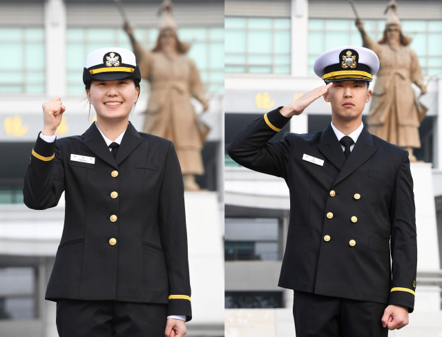 해군은 8일 신원식 국방부 장관 주관으로 해군사관학교 연병장에서 제78기 졸업 및 임관식을 열었다. 이날 해사 78기 141명이 소위로 임관했다. 사진은 해사 78기 황희정(왼쪽)·박정민 소위. 사진 제공=해군