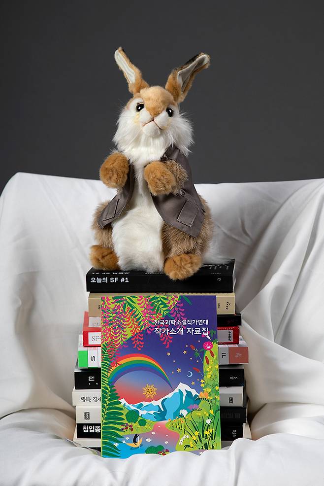 2019년 12월28일 한국과학소설작가연대(SFWUK) 임원진이 〈시사IN〉 사무실에서 좌담을 했다. 당시 임원진이던 듀나는 온라인으로 참가했다. 그의 자리에는 인형 ‘듀나벨’을 놓아두었다. ⓒ시사IN 신선영