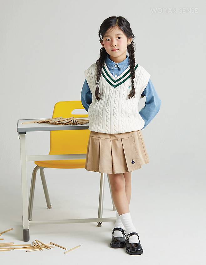 최지우 데님 셔츠 8만9천원·아이보리 니트 베스트 8만9천원·베이지 퀼로트 7만9천원 모두 빈폴 키즈, 블랙 메리제인 슈즈 3만2천원 베이비잼.