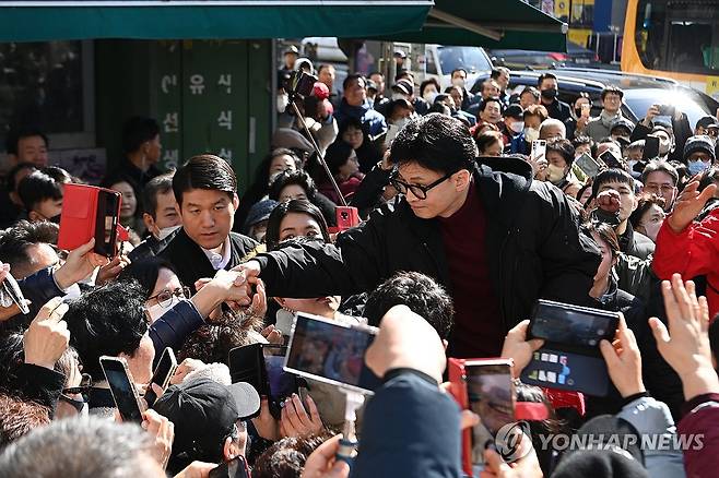 성남 찾은 한동훈 비대위원장 (성남=연합뉴스) 홍기원 기자 = 국민의힘 한동훈 비상대책위원장이 8일 오전 경기도 성남시 수정구 중앙시장사거리에서 거리인사를 하고 있다. 2024.3.8 [공동취재] xanadu@yna.co.kr