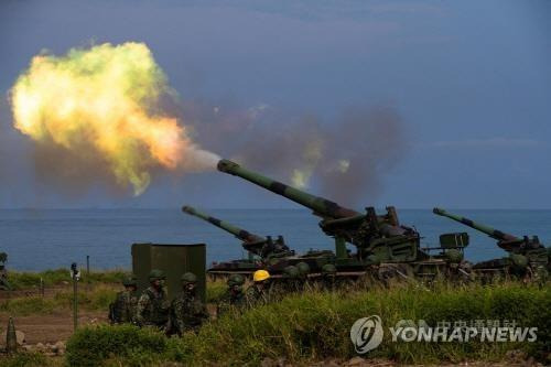 2021년 핑둥지역의 상륙 저지 훈련에 참여한 대만군의 M110A2 자주포 [대만 중앙통신사 캡처. 재판매 및 DB 금지]