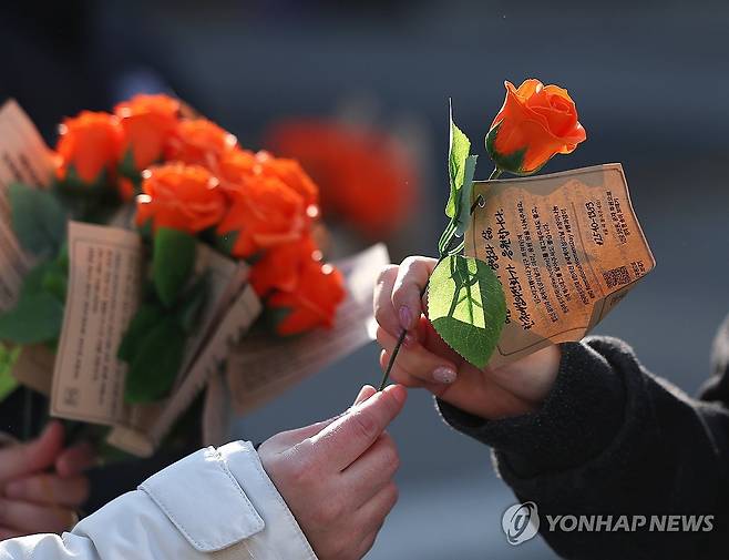 '세계 여성의 날' 응원합니다 (서울=연합뉴스) 이지은 기자 = 세계 여성의 날을 맞아 8일 오전 서울 서대문구 이화여대에서 한국여성의전화 관계자가 학생에게 장미꽃을 주고 있다. 한국여성의전화는 이날 서울 시내에서 5천여 명의 여성들에게 장미 나눔 캠페인을 연다. 2024.3.8 jieunlee@yna.co.kr