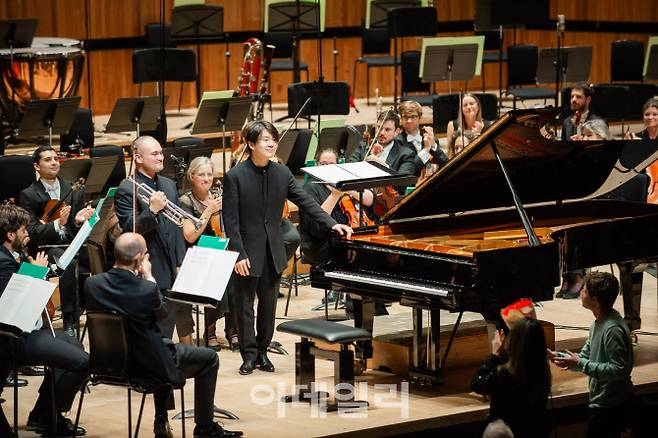 지난해 9월 24일(현지시간) 영국 런던 사우스뱅크센터 로열 페스티벌 홀에서 열린 필하모니아 오케스트라와 피아니스트 조성진의 협연 무대의 한 장면. (사진=주영한국문화원)