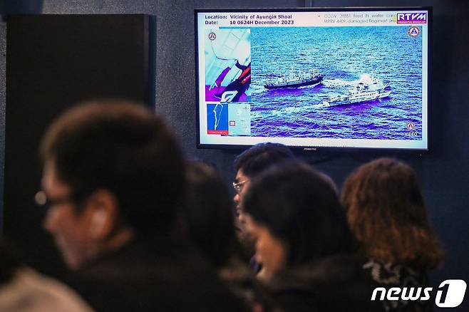 11일(현지시간) 필리핀과 중국이 연이틀 영유권 분쟁 지역인 남중국해에서 물리적 충돌을 빚으면서 필리핀 정부가 당시 상황에 관해 기자회견을 열고 있다. 2023.12.11/ ⓒ AFP=뉴스1 ⓒ News1 박재하 기자