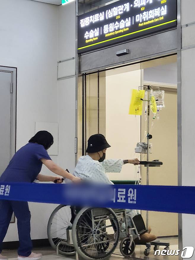 경기도의 한 종합병원에서 의료진이 이동하는 모습. ⓒ News1 김영운 기자