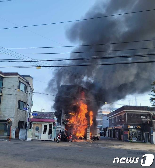 춘천 오토바이 매장 화재 현장.(강원도소방본부 제공) 2024.3.9/뉴스1