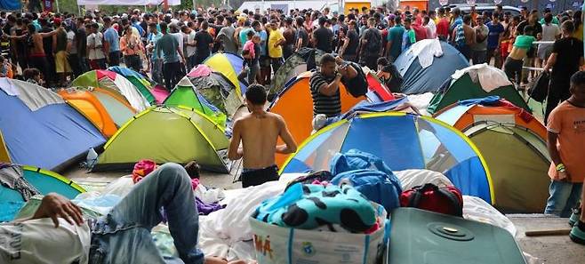 파나마의 수도 파나마시티에 텐트를 치고 있는 베네수엘라 난민들. 사진=국제이주기구